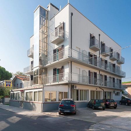 Regina Hotel E Ristorante Punta Marina Bagian luar foto