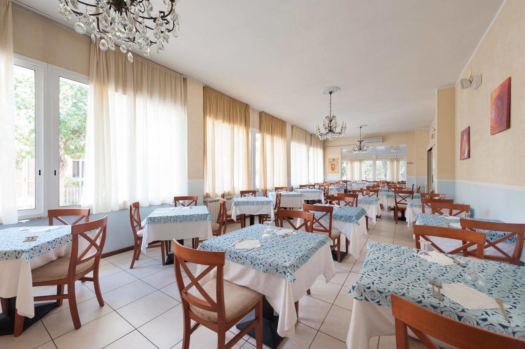 Regina Hotel E Ristorante Punta Marina Bagian luar foto