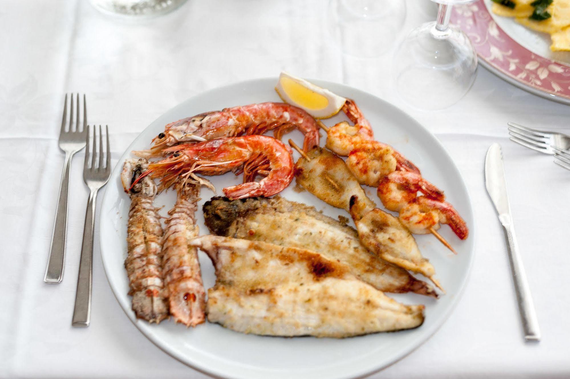 Regina Hotel E Ristorante Punta Marina Bagian luar foto